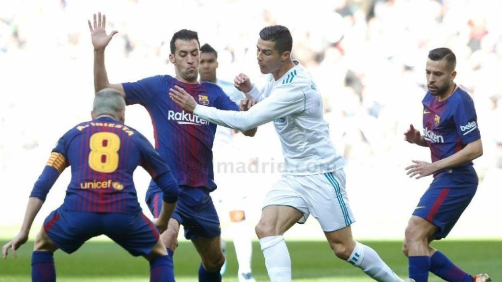 Cristiano, rodeado de los jugadores del Barcelona