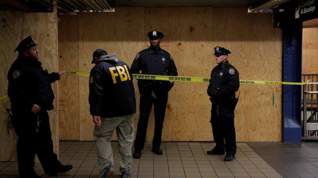 Agentes del FBI en la escena de un crimen