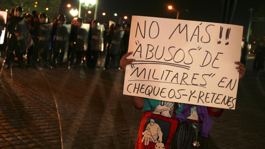 Cartel en contra de la militarización de la lucha en la calle.