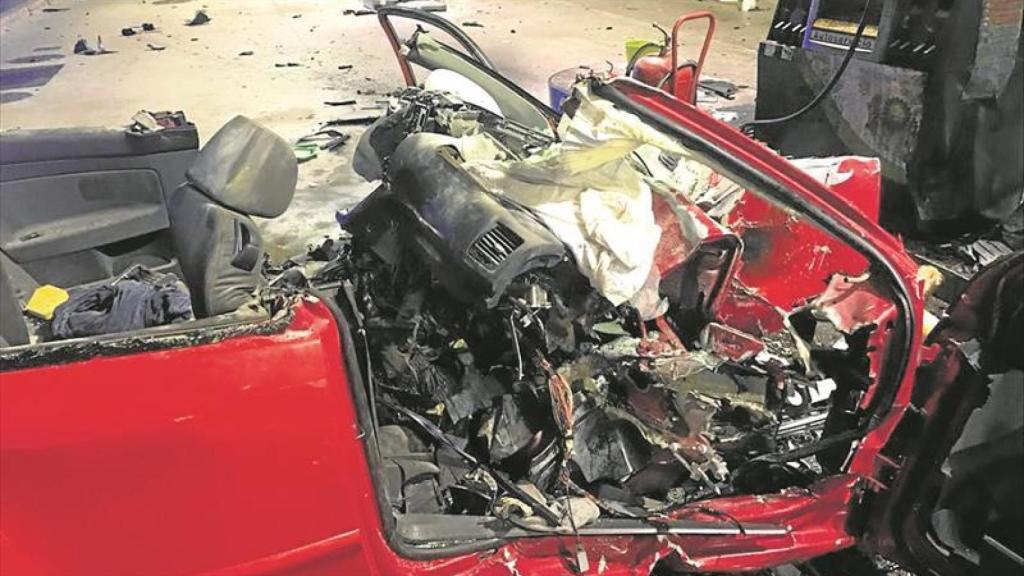 Así quedó el coche tras la embestida.