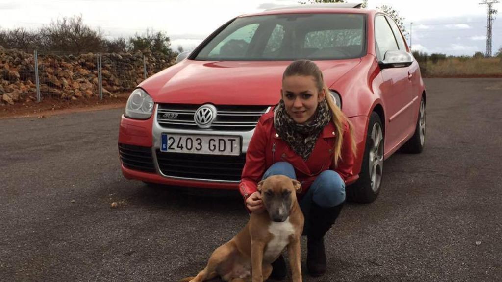 Andrea frente al coche de su expareja, Víctor, con el que se empotraron contra el surtidor.