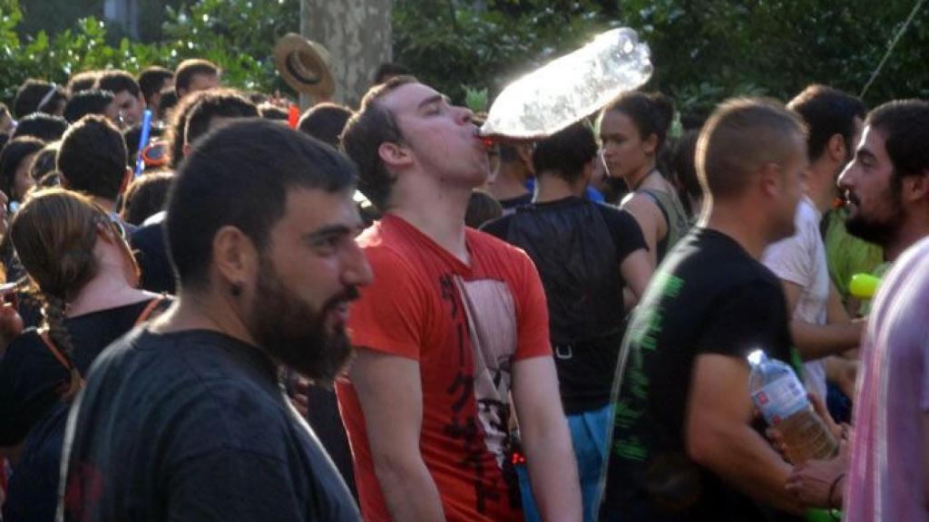 Jóvenes se reúnen en al aire libre para celebrar durante un botellón.