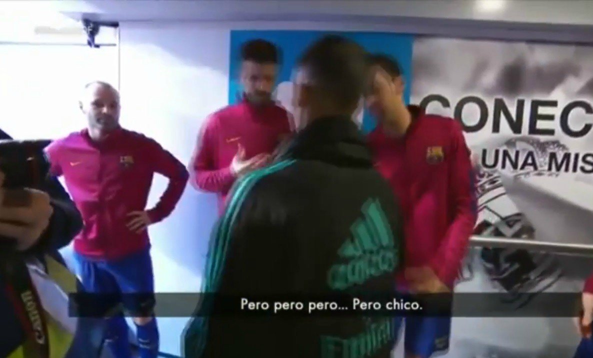 Piqué y Lucas en el túnel de vestuarios