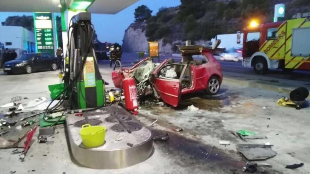 Así quedó el coche tras la colisión y el incendio.