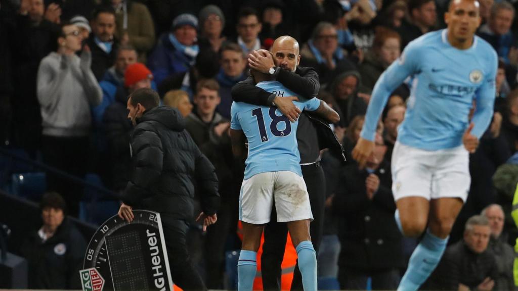 Guardiola celebra con Delph, jugador del Manchester City.