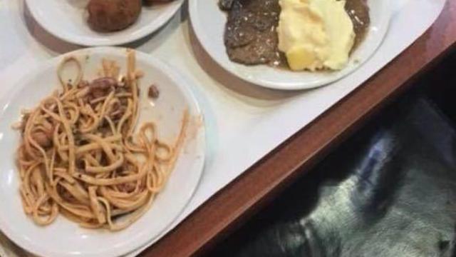 Algunos de los platos servidos en Nochebuena a los Policías de Barcelona.