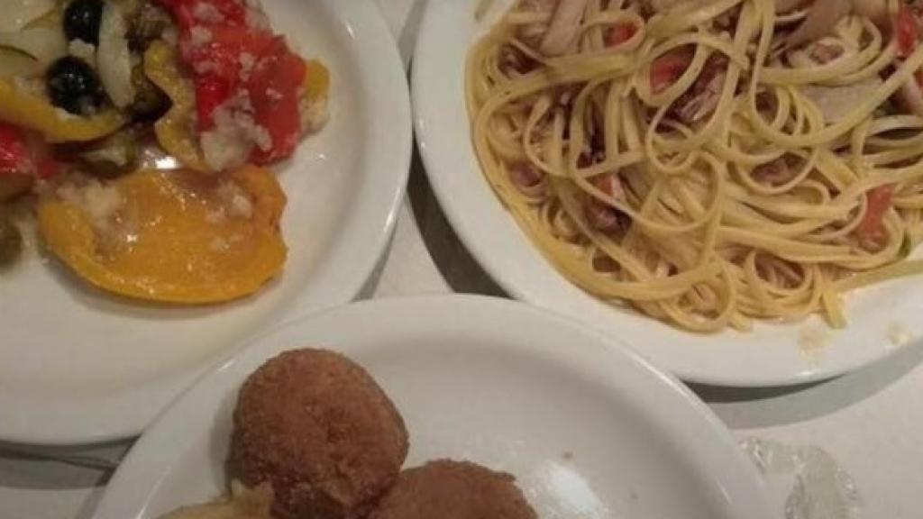 Imagen de la ensalada, la pasta y el bacalao frito.