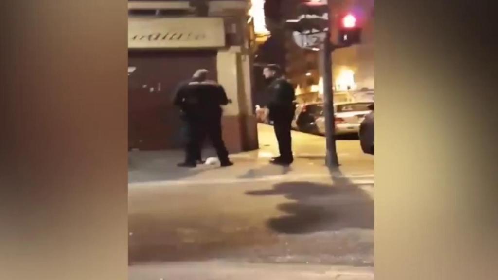 Captura de imagen del vídeo de la agresión policial.