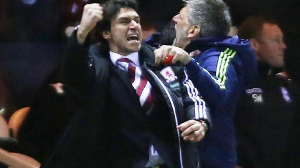 Karanka celebra un gol con Léo.