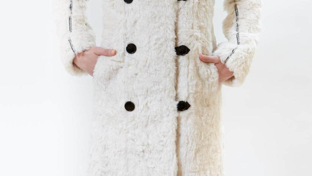 Abrigo de Borrego que luce Gigi Hadid.