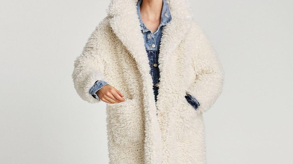 Abrigo oversize de Zara.