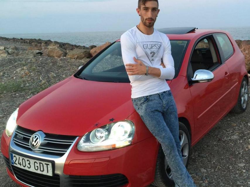 Víctor, con su coche, en el que asesinó a Andrea.