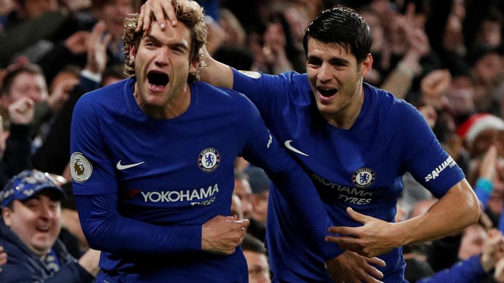 Marcos Alonso y Morata celebran sus goles con el Chelsea.