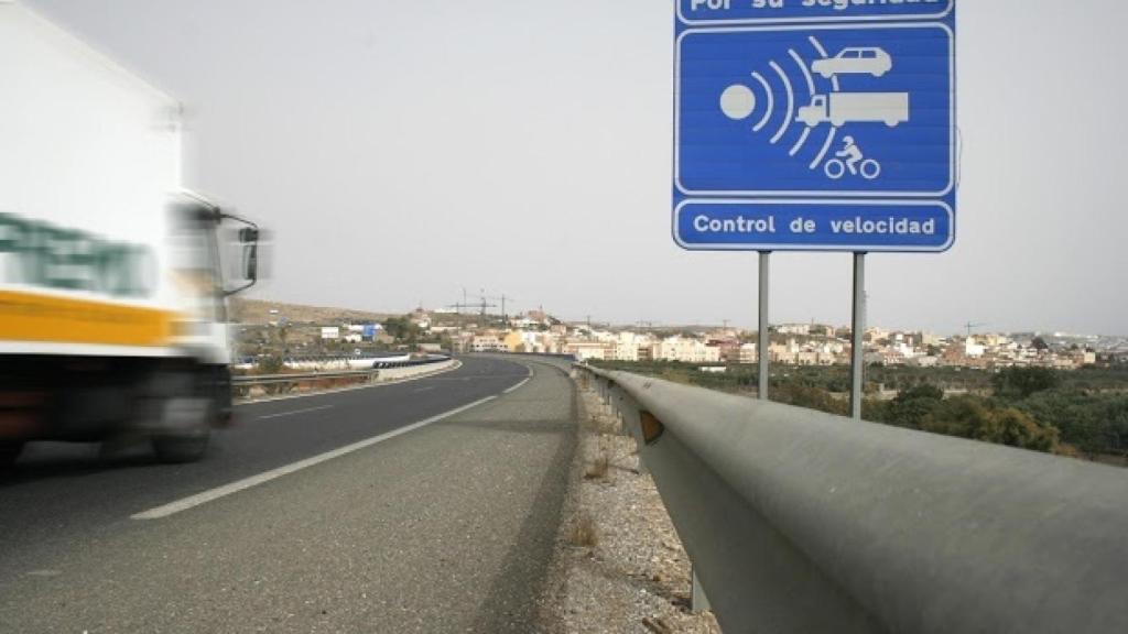 Un radar fijo en una carretera.