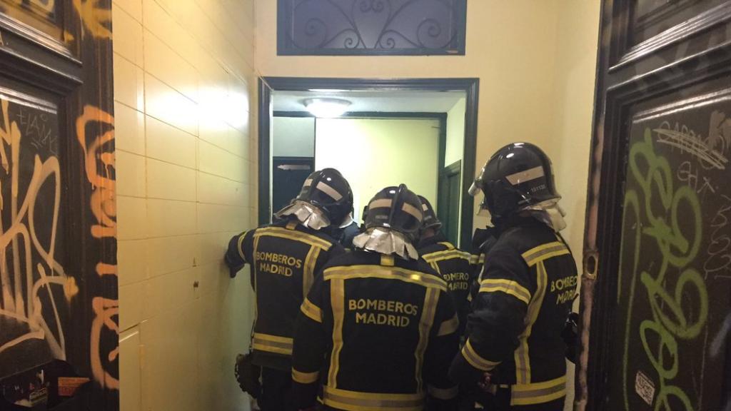 El grupo de Emergencias Madrid rescata a la familia en la Travesía Conde Duque.