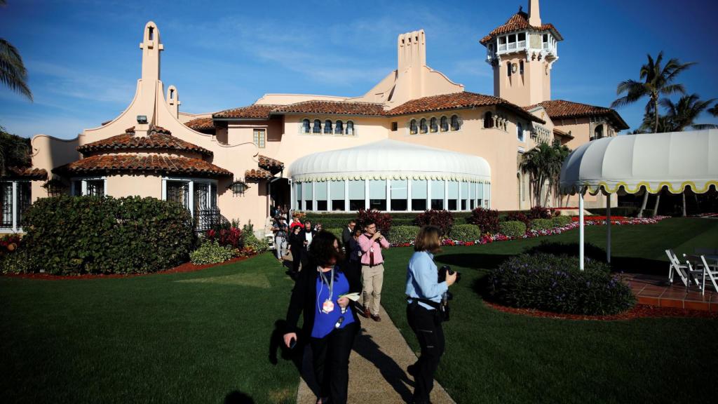 Periodistas durante su visita a Mar-a-Lago para cubrir una conferencia de Trump.