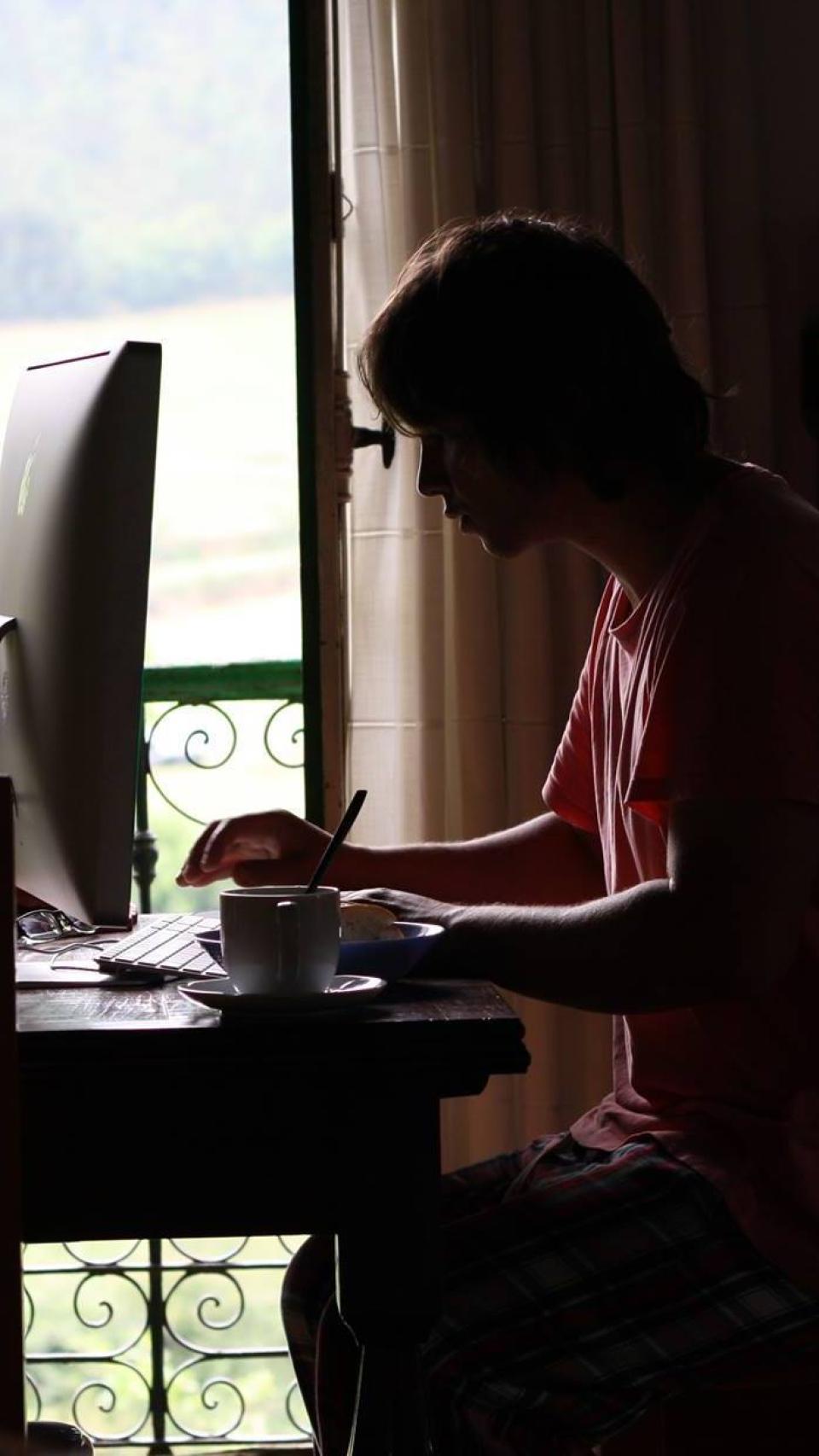 Rafa escribiendo en las sombras.