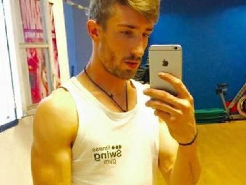 Víctor, haciéndose fotos con el móvil.