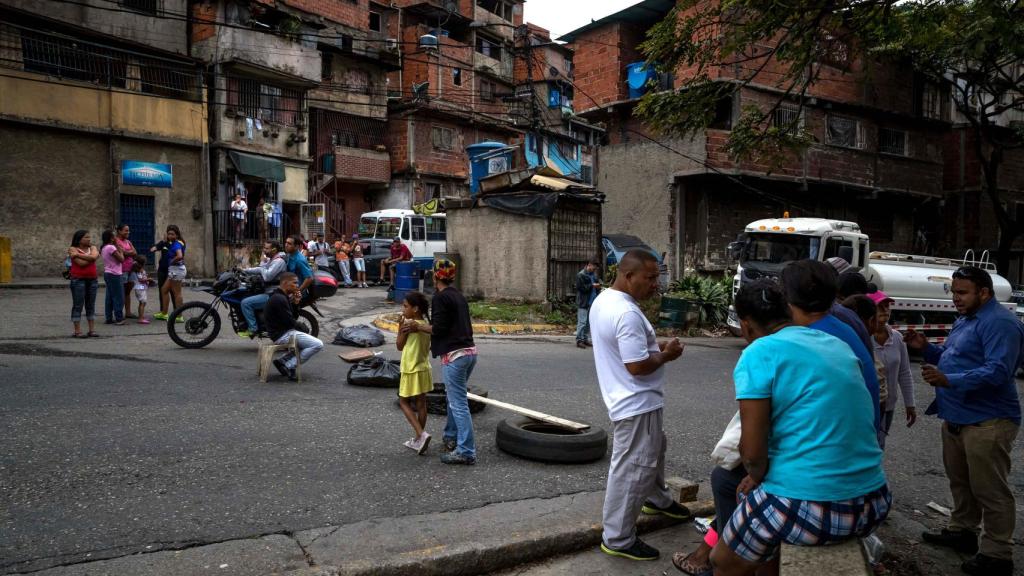 Un grupo de personas participa en una manifestación en Caracas.