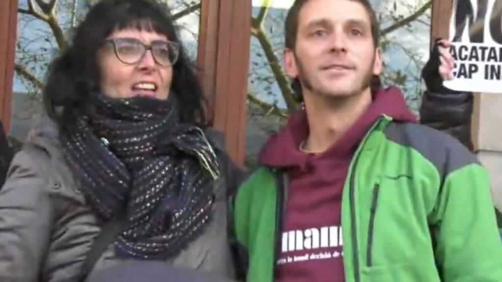 Los dos concejales de la CUP tras comparecer ante el juez.