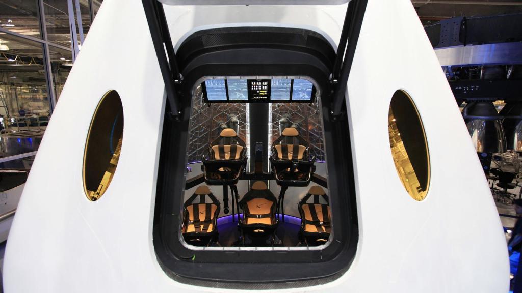 El interior de la cápsula Dragon.