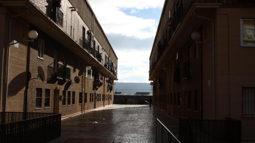 El edificio donde murió Arancha, con guardias civiles apostados en el portal.