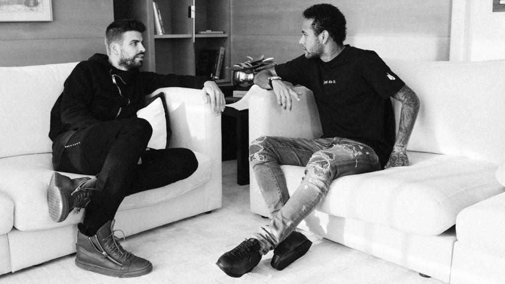 Gerard Piqué pregunta a Neymar.