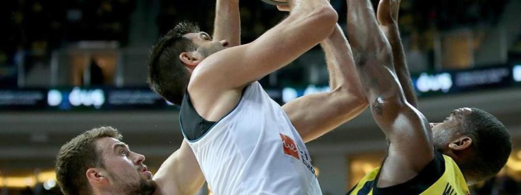 Felipe Reyes trata de meter canasta.