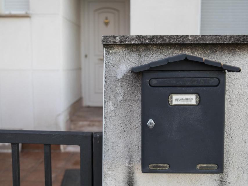 El buzón de la casa donde viven María Pilar y Miguel Ángel.
