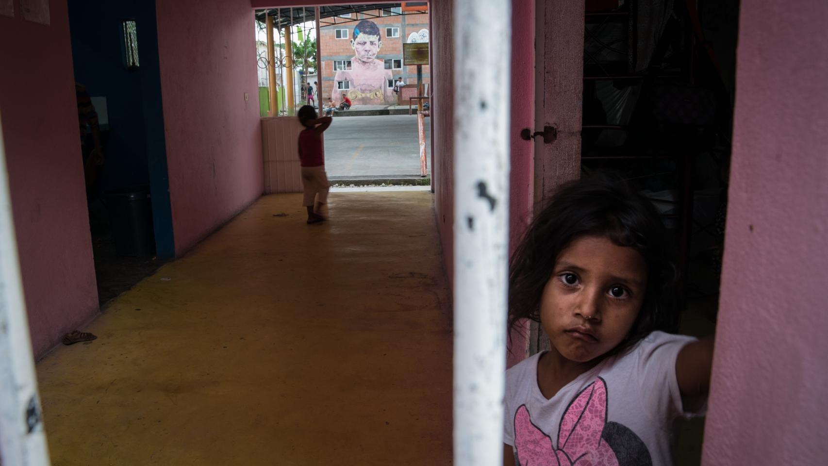 Un niño con material escolar de Unicef en Alepo