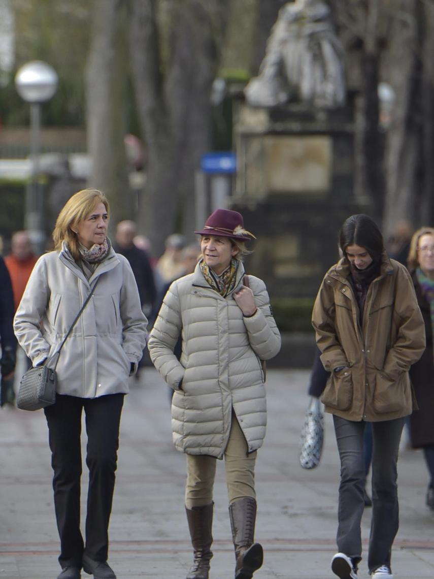 Las infantas y Victoria Federica paseando juntas por Vitoria.