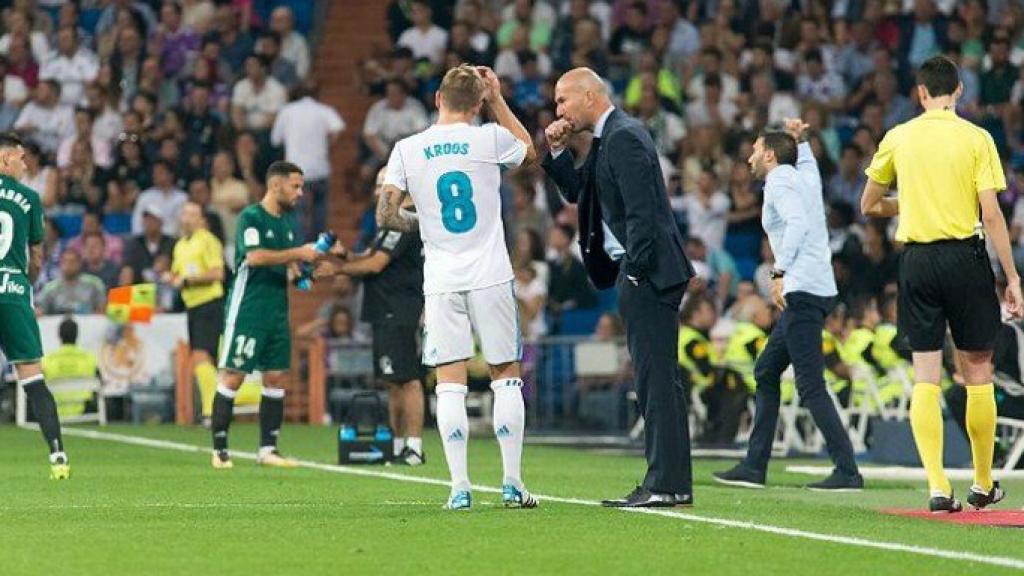 Kroos habla con Zidane. Foto: Pedro Rodríguez / El Bernabéu