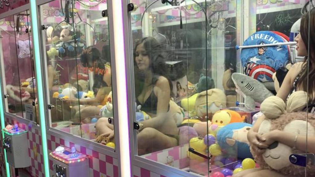Las mujeres estaban en el interior de las máquinas recreativas para promocionarlas