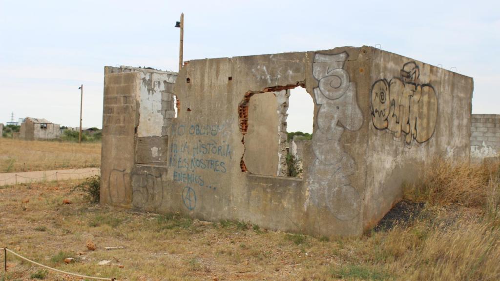 Las pintadas en las casetas abandonadas reclaman que no se olvide lo que allí sucedió