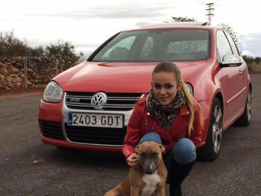 Andrea frente al coche de su expareja, Víctor, con el que se empotraron contra el surtidor.