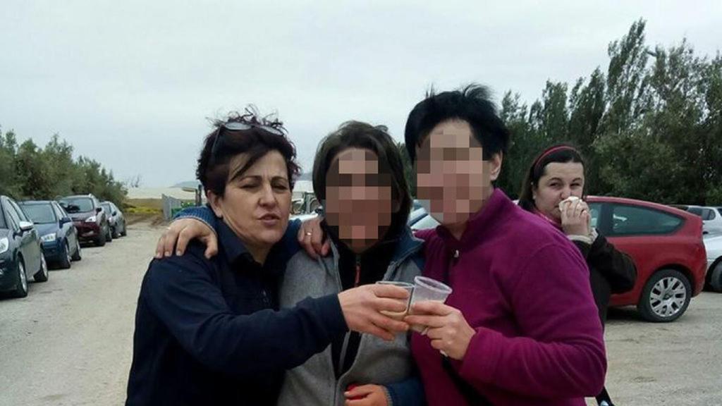 Catalina Méndez, a la izquierda,  pidió ayuda a la Guardia Civil.