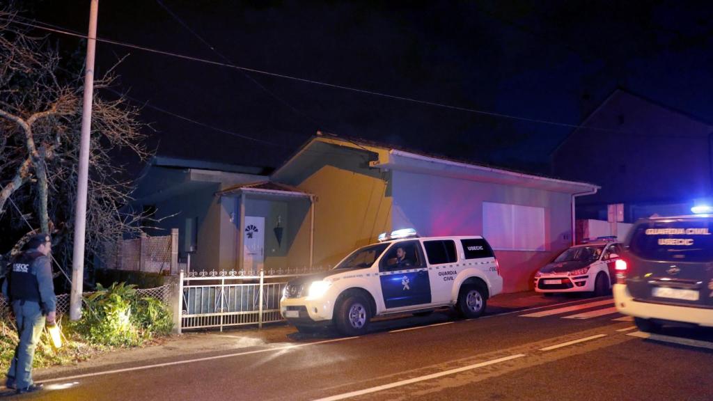 Agentes de la Guardia Civil frente al domicilio de los dos detenidos.