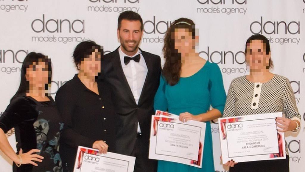 Daniel Lucia, en el centro, repartiendo premios en un evento de moda.