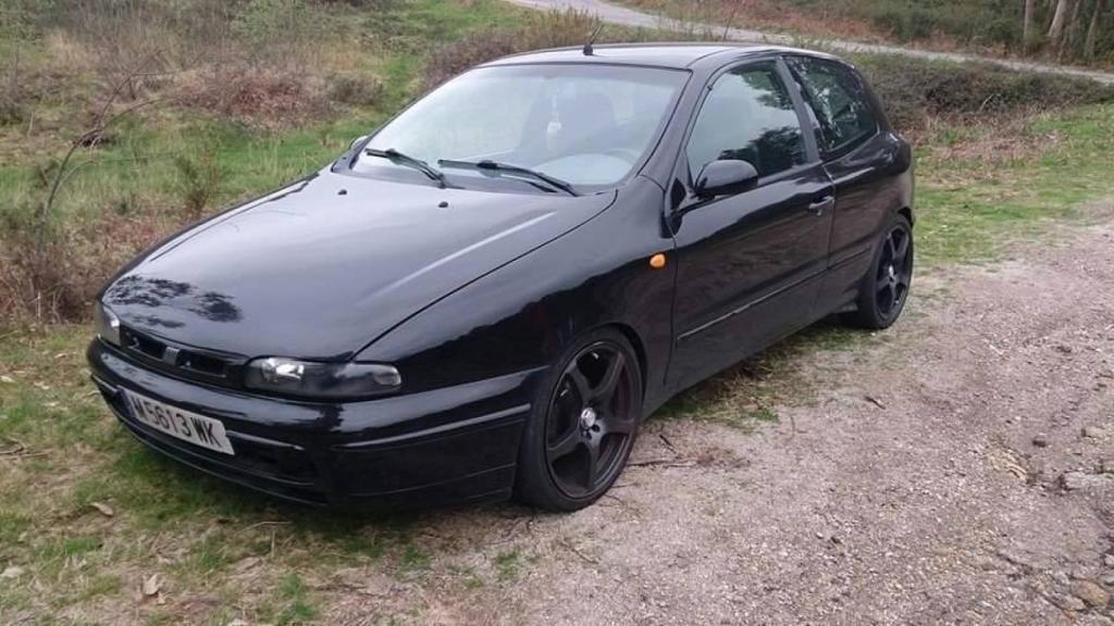 Uno de los coches de El Chicle, un Fiat, que ahora está siendo investigado por los agentes.