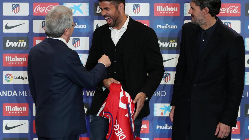 Diego Costa sonríe a Enrique Cerezo en su presentación