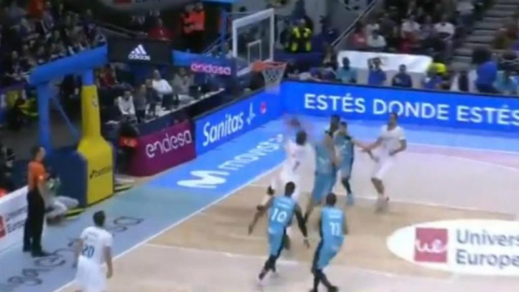 Luka Doncic anota ante el Estudiantes