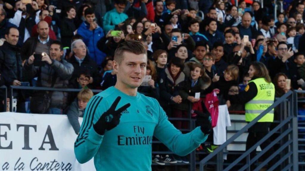 Kroos posa ante la afición del Real Madrid