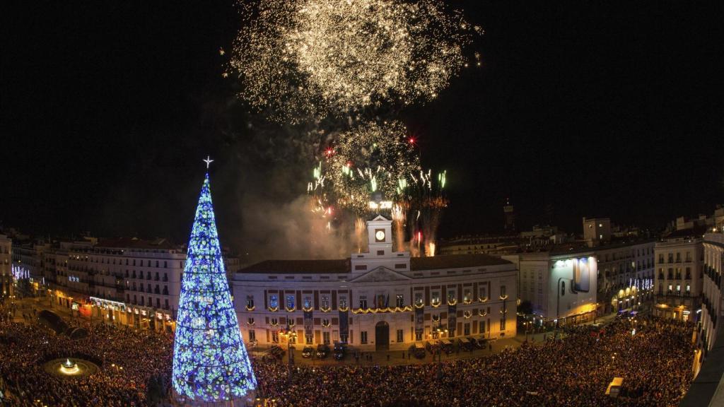 El reloj de la Puerta del Sol de Madrid da la bienvenida al nuevo año. /Efe