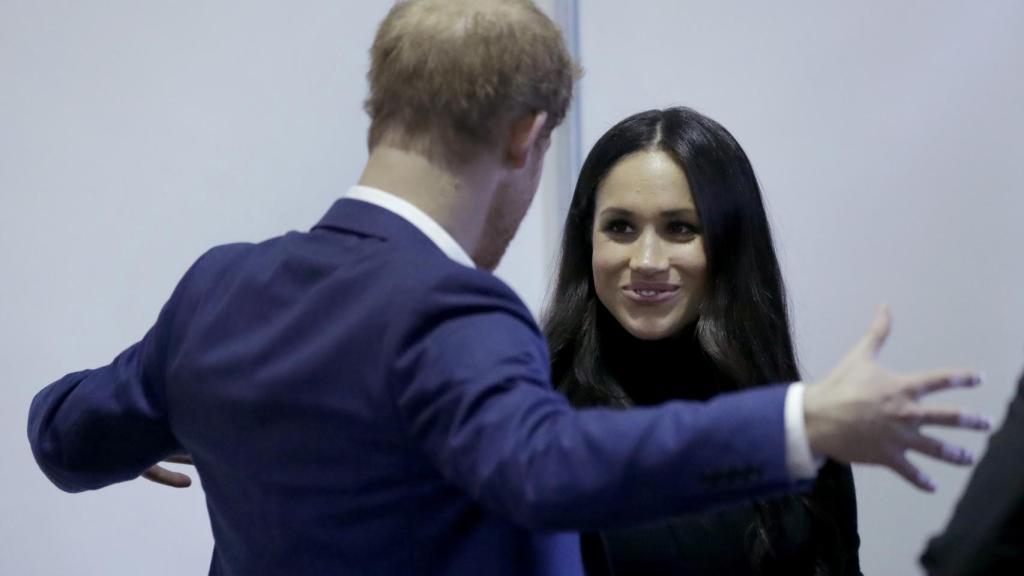 Harry bromea con su prometida.