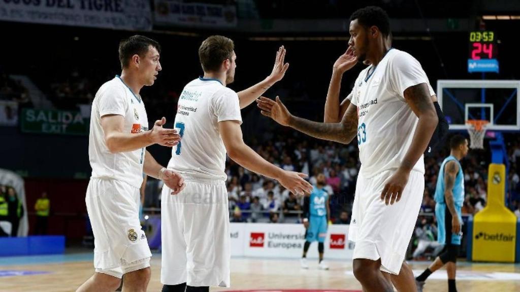 Doncic, Maciulis y Thompkins durante un partido del Madrid