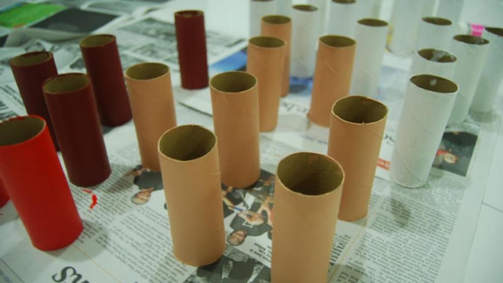 Un rollo vacío de papel higiénico, un poco de pintura, otro poco de imaginación y regalos listos