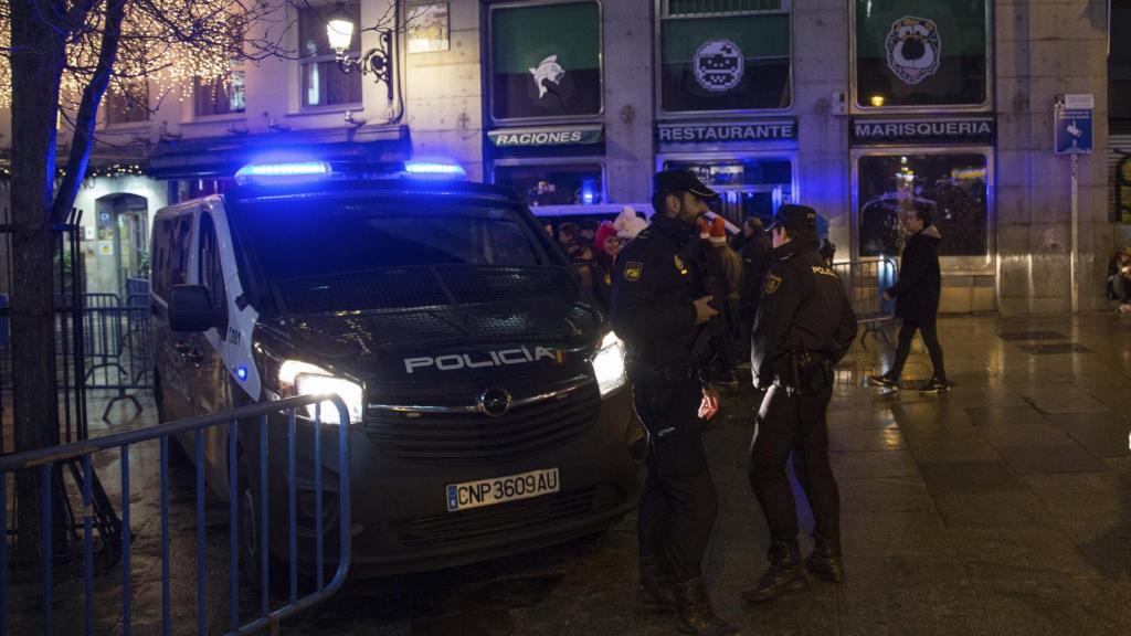 Las policías durante un operativo especial para estas fiestas.