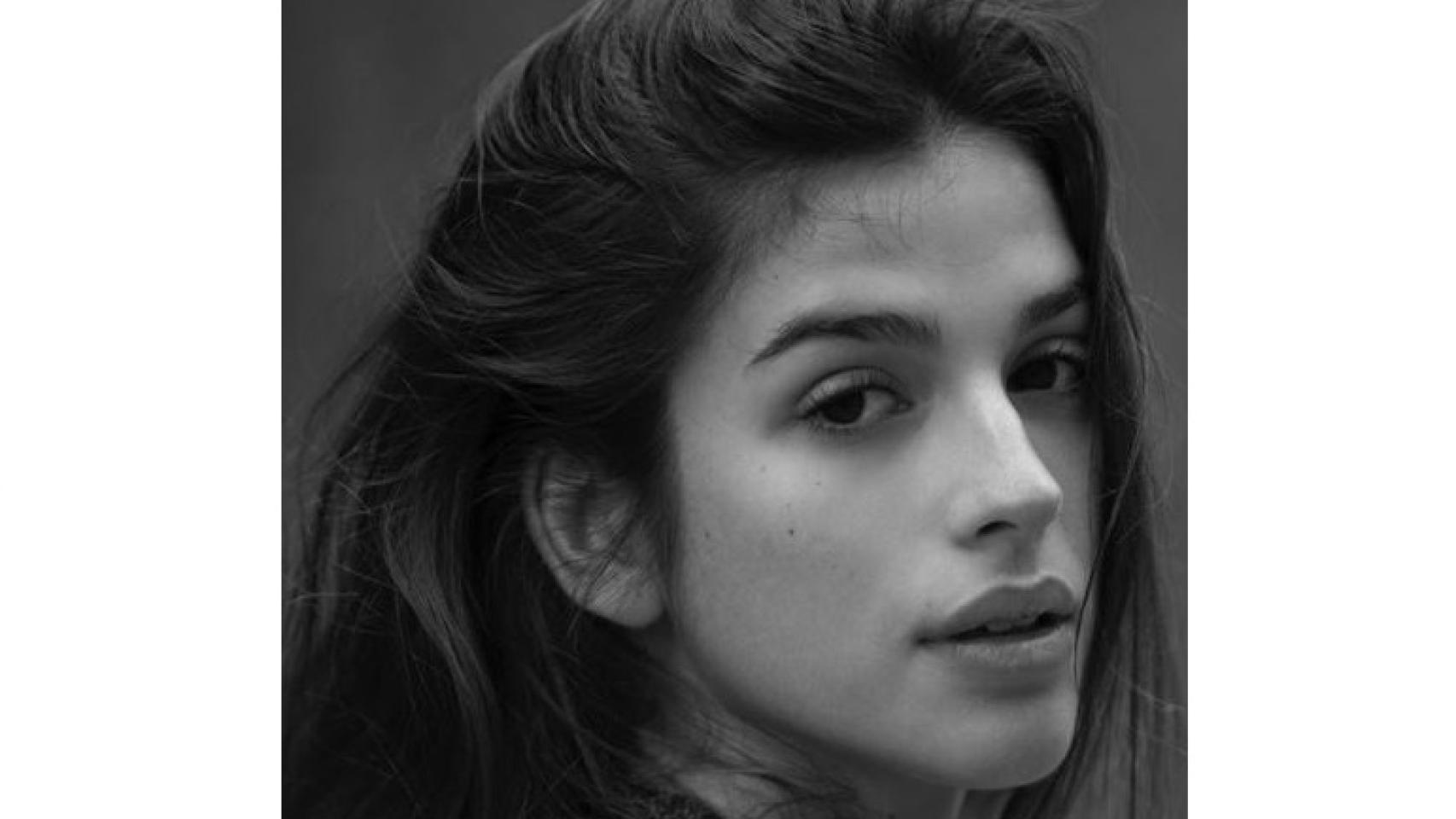 La joven modelo es estudiante de Periodismo.