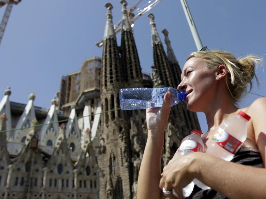 Una turista ante la Sagrada Familia el pasado verano.