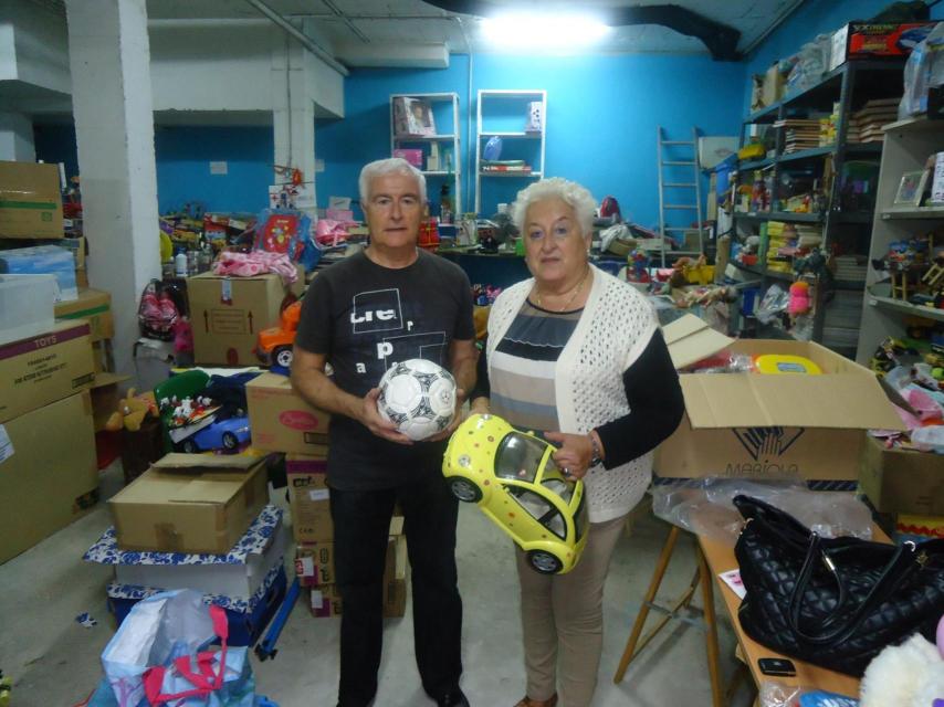 Paco, durante una entrega de juguetes a una asociación de vecinos.